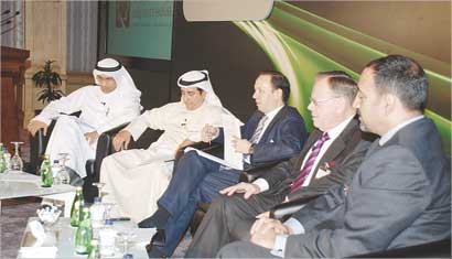 بانكس يتوسط العمر والهاجري وكريبس وصالح في الجلسة الأولى 