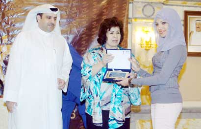 u0625u062du062fu0649 u0627u0644u0645u0634u0627u0631u0643u0627u062a u062au062au0644u0642u0649 u062au0643u0631u064au0645u0627u064b u0645u0646 u0627u0644u0634u064au062eu0629 u0645u064au0645u0648u0646u0629 u0648u0645u0627u0636u064a u0627u0644u062eu0645u064au0633 (u062au0635u0648u064au0631 u0646u0648u0631 u0647u0646u062fu0627u0648u064a)