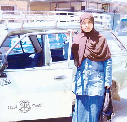 حنان ماهر أمام سيارتها