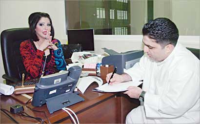 الوزان متحدثة للزميل حسين خليل		           (تصوير طارق عز الدين)