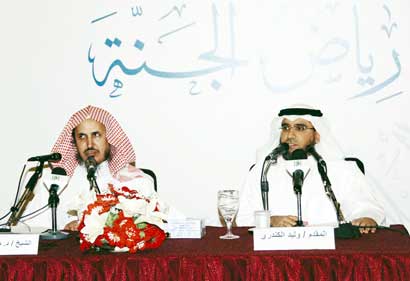 الدويش محاضراً