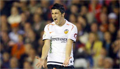 ديفيد فيا نجم فالنسيا يندب حظه بعد اضاعة فرصة سانحة للتسجيل في مرمى برشلونة (ا ب)