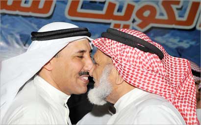 الخنفور متلقيا التهاني من الحضور