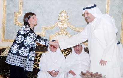 ... ومصافحة الحضور (تصوير دانيال هلال)