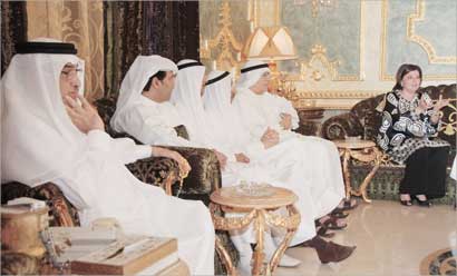 صاحب الديوانية خالد الصالح والضيوف يتابعون كلام العوضي