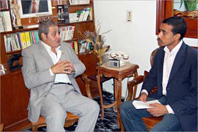 الزميل محمود زيدان محاوراً فاروق 