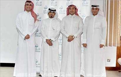 سيد الزلزلة وداود معرفي وعبدالله بوفتين وطلال المهنا في صورة تذكارية 