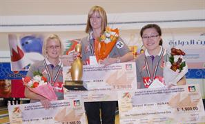 نينا فلاك تتوسط البطلات