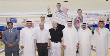 طلال المحمد يتوسط كبار الحضور بعد تتويج الأبطال