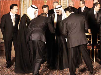 الرئيس الأميركي يصافح خادم الحرمين الشريفين محنيا هامته احتراما وسط حشد من قادة الدول (ا ف ب) 