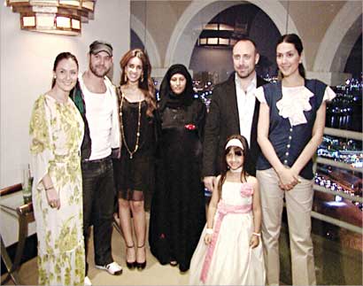 أم دانا وابنتها مع نجوم «ويبقى الحب»