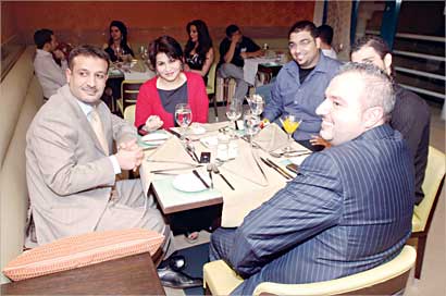 أسرة فنون «الراي» والزميل حسين ابراهيم من «الاقتصاد» خلال حفل العشاء (تصوير أسعد عبدالله)  