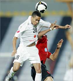 لاعب الريان عماد الحوسني يسدد كرة برأسه في لقاء السد