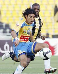 لاعب الغرافة كليمرسون في كرة مشتركة مع احمد الدوسري (رويترز)