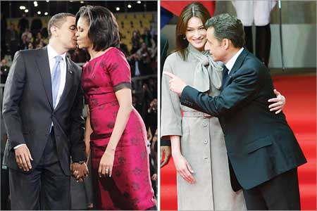 ساركوزي معانقا زوجته كارلا وهو يتحدث الى أوباما في ستراسبورغ امس (رويترز) ... واوباما يقبل زوجته ميشيل في ختام لقائه الرئيس الفرنسي (أ ب)