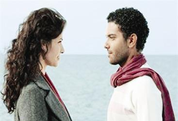 u0628u0633u0645u0629 u0648u0622u0633u0631 u064au0627u0633u064au0646 u0641u064a u0641u064au0644u0645 u00abu0631u0633u0627u064au0644 u0627u0644u0628u062du0631u00bbr