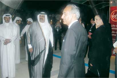 أمير قطر الشيخ حمد بن خليفة آل ثاني وحرمه أثناء جولتهما في «الواحة» 