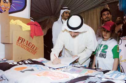  ... ويسجل كلمة في سجل الشرف (تصوير زكريا عطية)