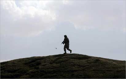 u062cu0646u062fu064a u0623u0645u064au0631u0643u064a u062eu0644u0627u0644 u062fu0648u0631u064au0629 u0639u0644u0649 u0625u062du062fu0649 u062au0644u0627u0644 u0627u0644u0645u0648u0635u0644 u0623u0648u0644 u0645u0646 u0623u0645u0633 (u0627 u0628)