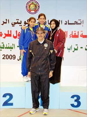 سلمان الصباح يتوسط الراميات بعد تتويجهن