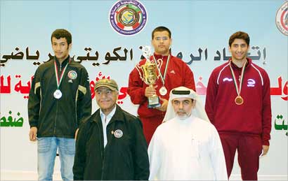 مجموعة من الأبطال على منصة التتويج 