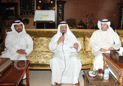 الشحومي والخضاري يتحدثان		(تصوير موسى عياش)