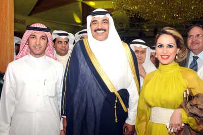 صباح الخالد متوسطاً عبدالله السليمان وفاطمة المخيزيم