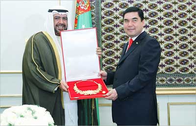 الفهد يقلد الرئيس التركمانستاني وسام المجلس الأولمبي