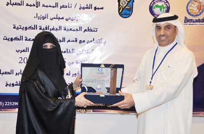  درع تكريمية (تصوير احمد عماد)