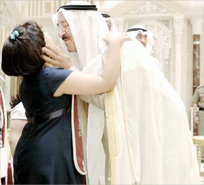 صاحب السمو معانقاً طالبة فائقة من أبناء الشهداء