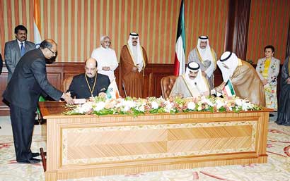 ولي العهد وجابر المبارك وأنصاري لدى توقيع صباح الخالد وملهوترا إحدى الاتفاقيات