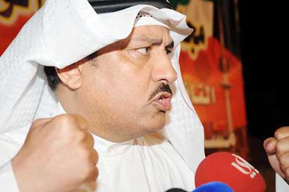 البراك ملوحاً بقبضته 