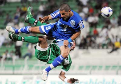 حسين الموسوي في كرة مشتركة مع مدافع المبرة   (تصوير جلال معوض)