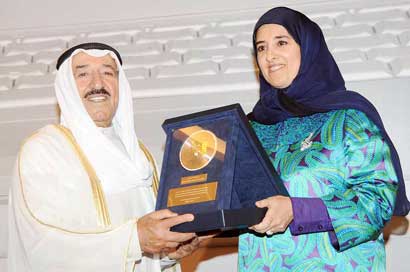 درع تذكارية لصاحب السمو من عايدة سالم العلي