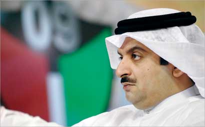 يوسف البيدان يستمع باهتمام الى أحمد اليوسف (تصوير أسعد عبدالله)