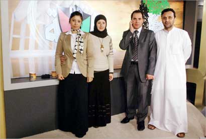 الزميل بلال شعيب يتوسط فريق العمل الزملاء رباب بداح وشيرويت حماد وأحمد العنزي