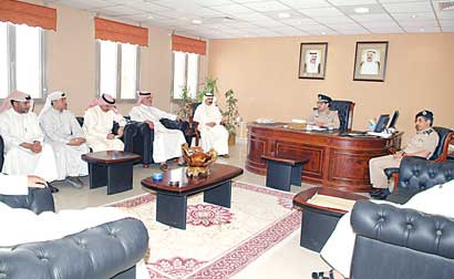 ... ومجتمعاً الى مسؤولي الإدارة