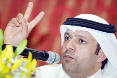 الكندري متحدثا في اللقاء النسائي (تصوير أسعد عبدالله)