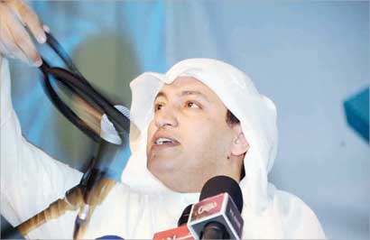 عسكر العنزي رافعا عقاله تحية للحضور