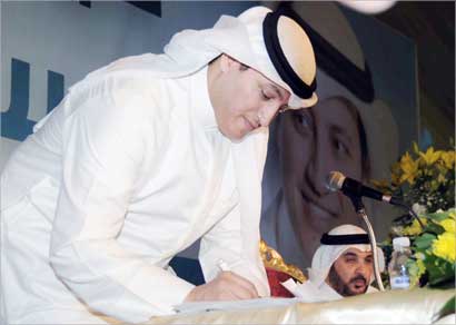 ... وموقعا على ميثاق حل قضية البدون (تصوير جلال معوض)