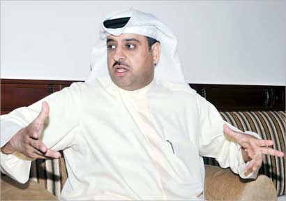 ماضي الخميس متحدثاً في ديوانية «الراي» (تصوير موسى عياش)