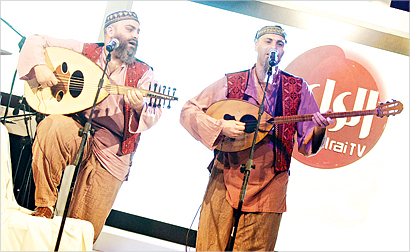 أزياؤهما من التراث الفلسطيني 