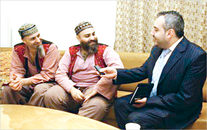 الأخوان شحادة يتحدثان إلى الزميل ايلي خيرالله (تصوير أسعد عبدالله)