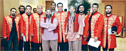 الأخوان شحادة مع أعضاء فرقتهما الموسيقية