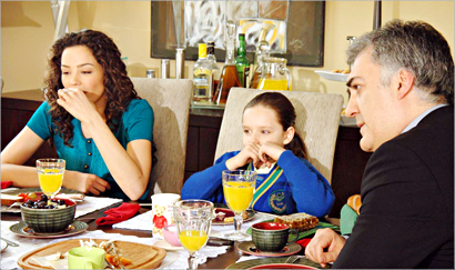 فرات وابنته ناز ومربيتها أيلول