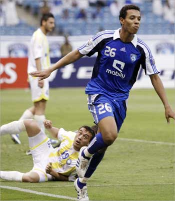 محمد العنبر يحتفل بتسجيل الهدف الأول للهلال (أ ب)