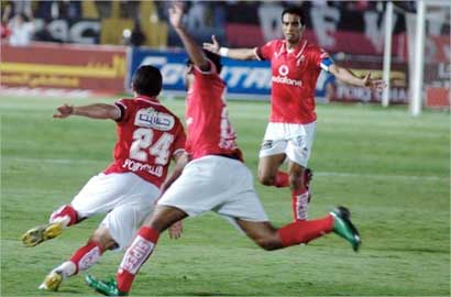... وايضا لاعبو الأهلي يحتفلون بالفوز