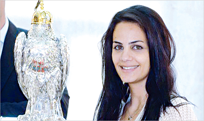 غنى من أسرة «حبشي وشلهوب» مع الصقر الفاخر (تصوير نور هنداوي)