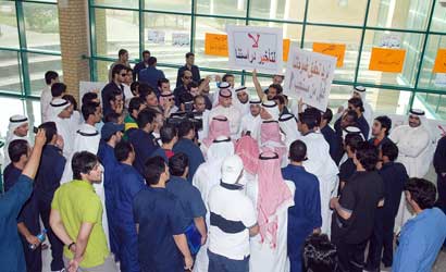 u0639u0633u0643u0631 u0627u0644u0639u0646u0632u064a u0645u062au062du062fu062bu0627 u0625u0644u0649 u0627u0644u0637u0644u0627u0628 u0627u0644u0645u0639u062au0635u0645u064au0646