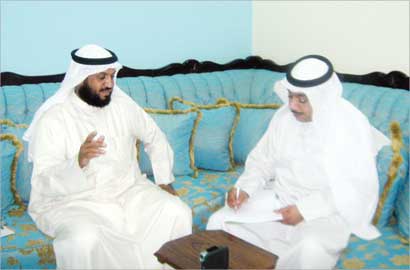  الصواغ متحدثاً إلى الزميل عبدالله راشد